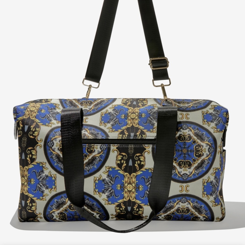A duffle bag for weekends out of town, with a Stace face zipper pull.
